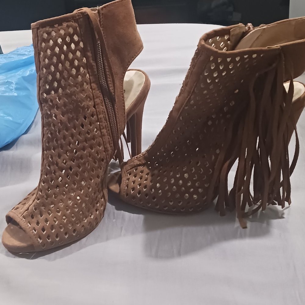 Brown ankle boots with diamond holes and fringe